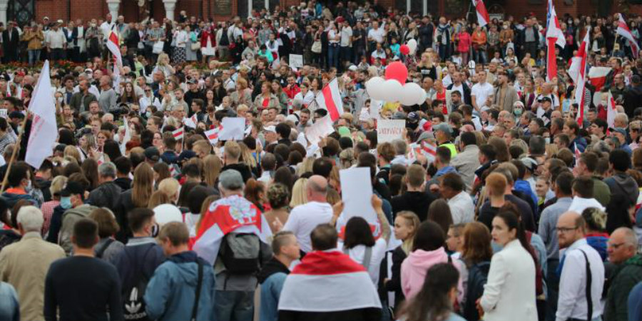 Δεκάδες χιλιάδες Λευκορώσοι διαδηλώνουν στο Μινσκ κατά της επανεκλογής του Λουκασένκο